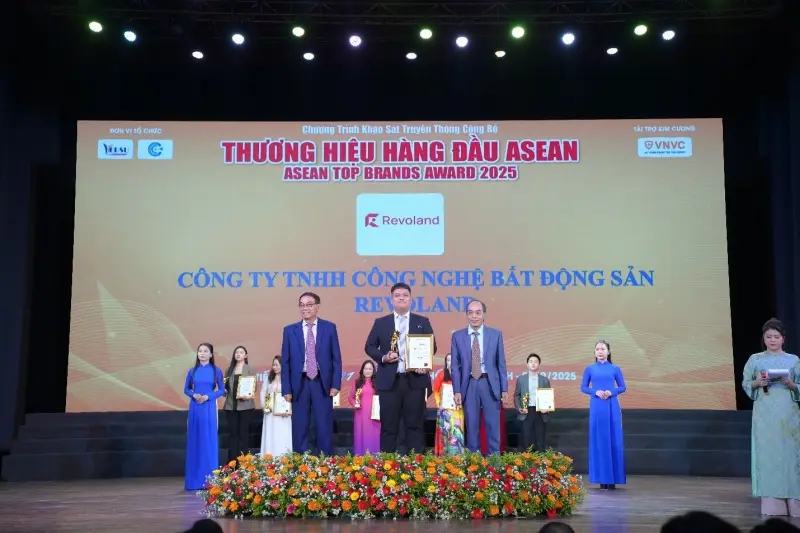 Ảnh bài báo: Revoland được vinh danh Top 10 giải pháp công nghệ bất động sản hàng đầu ASEAN
